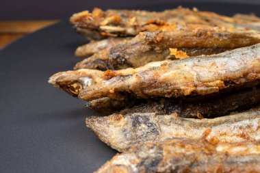 Kızarmış kapelinli balık. Kızartma tavasında sebze yağında kızartılmış küçük balık...