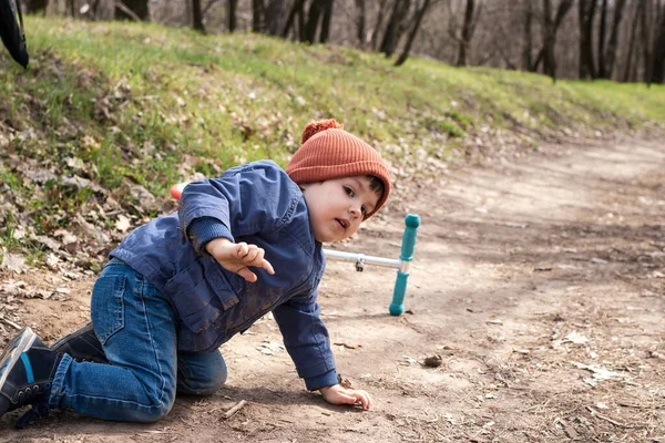 Ragazzino Con Cappello Arancione Caduto Uno Scooter Trauma Infantile Trauma — Foto Stock