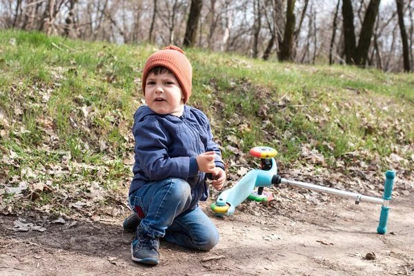 Niño Con Sombrero Naranja Cayó Una Moto Trauma Infantil Trauma — Foto de Stock