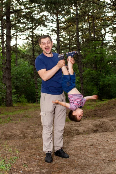 Papa Hält Die Beine Seines Sohnes Auf Den Kopf Vater — Stockfoto