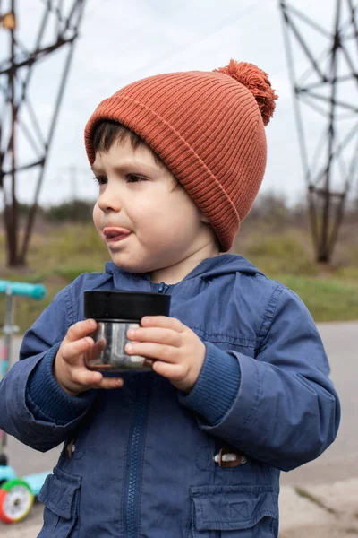 Niño Con Una Gorra Naranja Naturaleza Bebe Caliente Termo Picnic — Foto de Stock