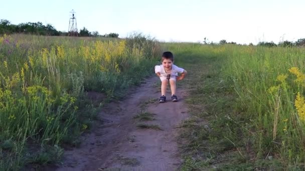 Movimiento Lento Niño Pequeño Años Corre Través Del Campo Infancia — Vídeo de stock