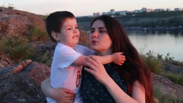 Máma Synem Sledují Západ Slunce Útesu Řeky Rodina Láska Zapadající — Stock video