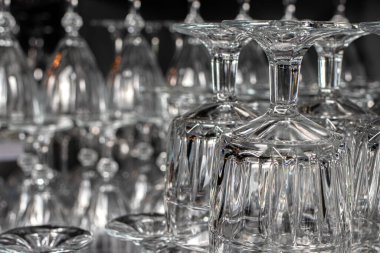 Alkol için bir sürü boş cam bardak. Cam baş aşağı.