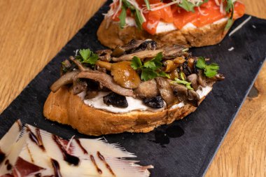 Et çeşitleri: Hardallı et ve domuz yağı dilimleme, yeşil soğan ve bitkiler. Domuz eti, biftek ve pastırma.