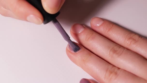Ragazza Stessa Dipinge Unghie Con Smalto Gel Viola Chiaro Manicure — Video Stock