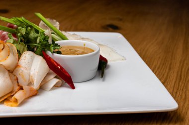 Et çeşitleri: Hardallı et ve domuz yağı dilimleme, yeşil soğan ve bitkiler. Domuz eti, biftek ve pastırma.