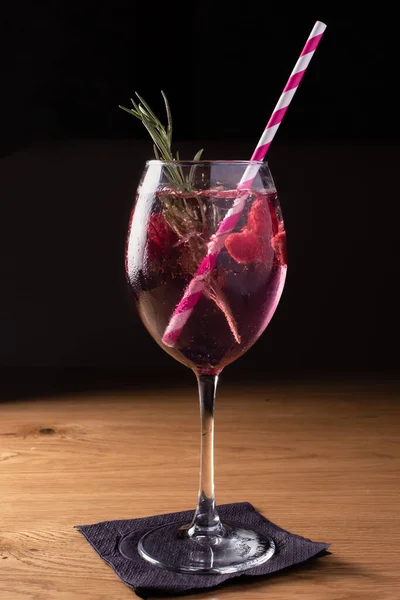 Alkoholischer Pinkfarbener Kalter Cocktail Mit Himbeeren Mit Eis Und Einem — Stockfoto