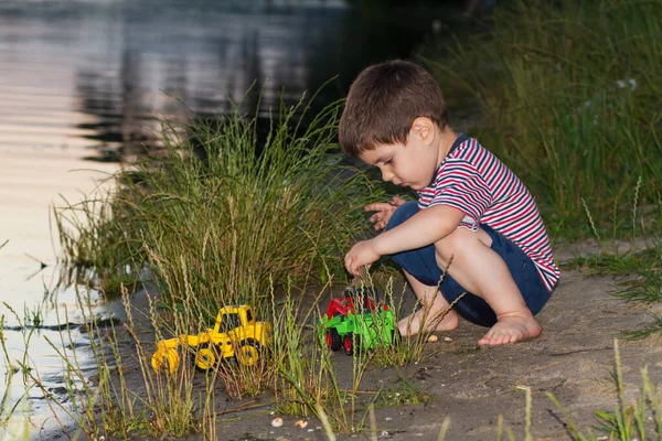 Niño Años Juega Orilla Del Río Con Juguetes Brillantes Cava — Foto de Stock