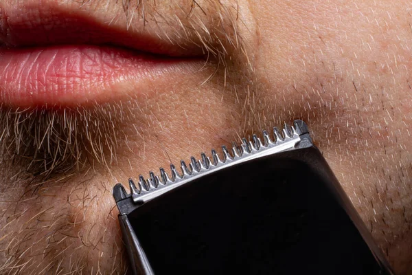 Een Man Scheert Zijn Baard Met Een Scheermes Modelbouw Baard — Stockfoto