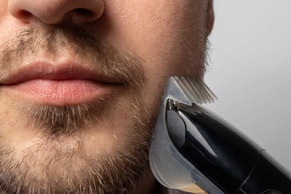 면도칼로 수염을 수염을 다듬는 남성적 스타일 얼굴을 손질하는 화장실에서의 — 스톡 사진