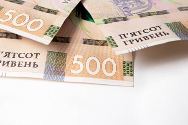 500 Ukrayna Hryvnia 'sı turuncu arka planda bir zarfın içinde.
