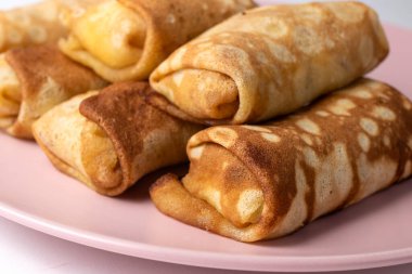 Çilekli buğday unu krepleri. Kahvaltıda ev yapımı tatlı hamur işleri. Şekerli..