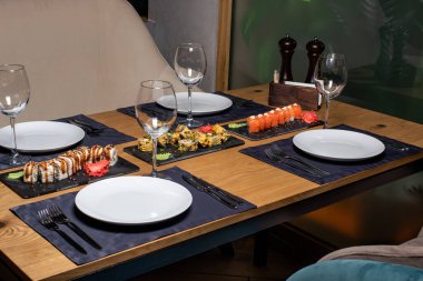 Restorandaki masada wasabi soslu suşi ruloları. Japon ulusal mutfağı, deniz ürünleri ve balıkları.