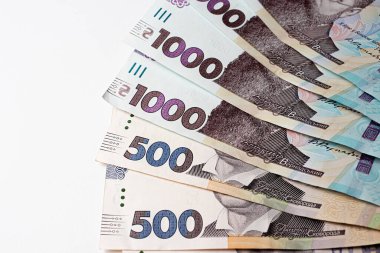 Beyaz arka planda Ukrayna parası. Bin beş yüz Hryvnia faturası..