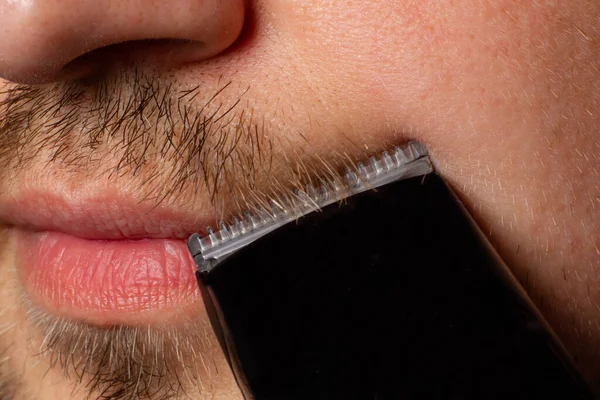 Un hombre se afeita la barba con una navaja de afeitar. Modelando barba, estilo masculino, cuidado del vello facial, rutinas matutinas en el baño. De cerca. —  Fotos de Stock