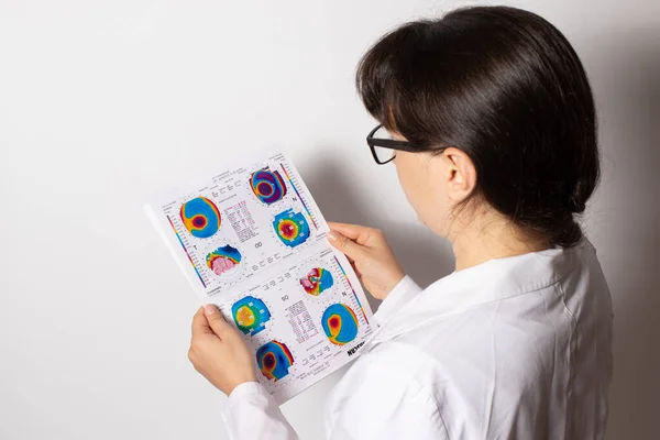 2020年7月25日 ウクライナ 眼科医は ケラトコノスの角膜地形検査を行っています 角膜変性症 眼角質形成術 — ストック写真