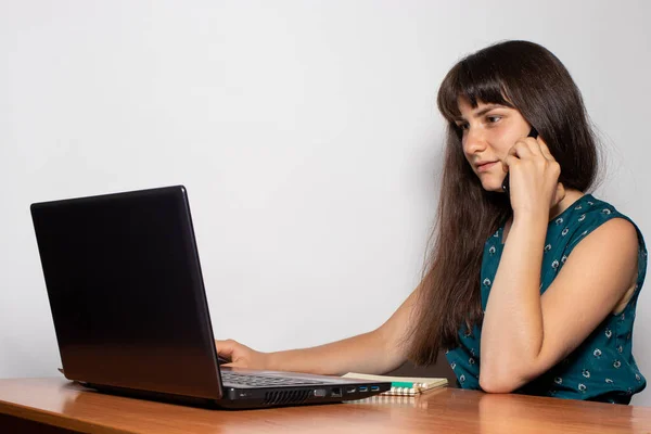 Girl Freelancer Working Laptop Home Remote Work Computer Office House — Stock Photo, Image
