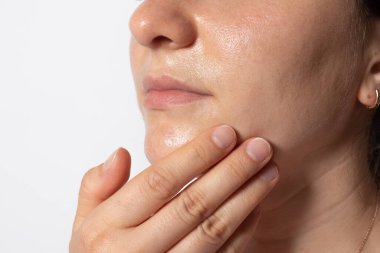 Kadın cildine yağ sürer ve yüzüne masaj yapar. Hidrofilik yağ, kan dolaşımının iyileşmesi ve kırışıklıkların önlenmesi.