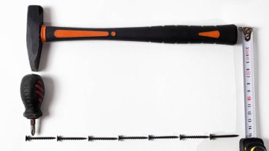 Metin için alanı olan beyaz bir arkaplanda inşaat araçları. Çekiç, keski ve rulet. Evde tamir edilecek eşyalar..