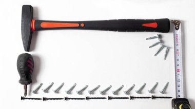 Metin için alanı olan beyaz bir arkaplanda inşaat araçları. Çekiç, keski ve rulet. Evde tamir edilecek eşyalar..