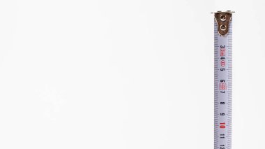 Beyaz arkaplandaki sayıları santimetre olan şerit. Yapı araçları.