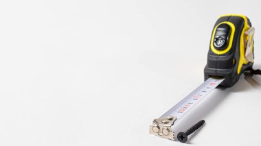 Beyaz arkaplandaki sayıları santimetre olan şerit. Yapı araçları.