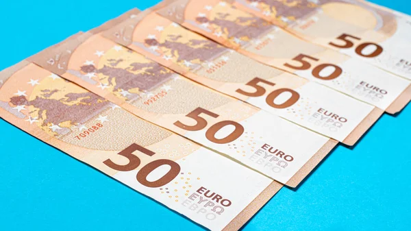 Фрагмент Банкноти Ятдесяти Євро Синьому Фоні Крупним Планом Валютні Гроші — стокове фото