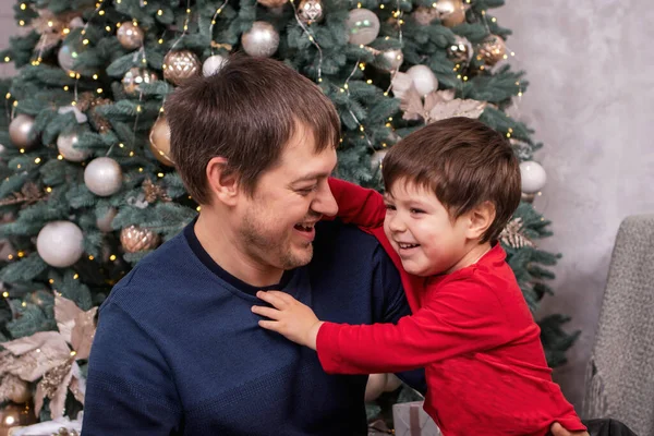 Papá Hijo Divierten Ríen Sonríen Alrededor Del Árbol Navidad Nochevieja —  Fotos de Stock