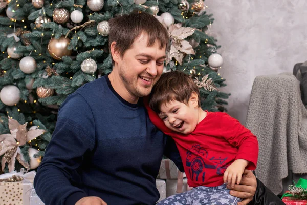 Papá Hijo Divierten Ríen Sonríen Alrededor Del Árbol Navidad Nochevieja —  Fotos de Stock