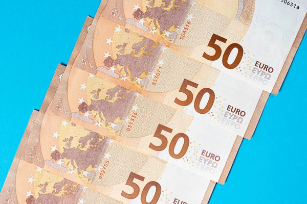 Фрагмент Банкноти Ятдесяти Євро Синьому Фоні Крупним Планом Валютні Гроші — стокове фото