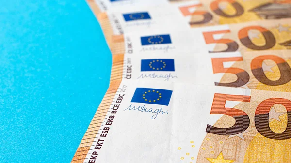 Фрагмент Банкноти Ятдесяти Євро Синьому Фоні Закрити Валютні Гроші Місцем — стокове фото