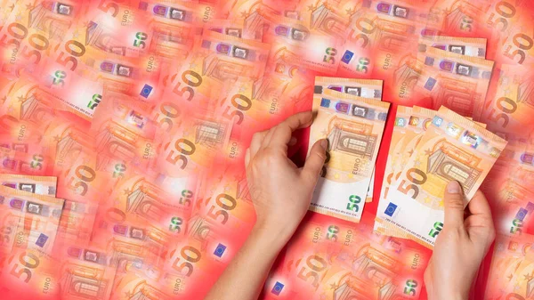 Der Mann Hält Das Geld Der Hand Und Zählt Die — Stockfoto