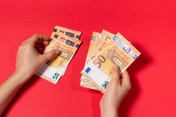 Мужчина Считает Деньги Банкноты Евро Красном Фоне Кредит Деньги Сбережения — стоковое фото