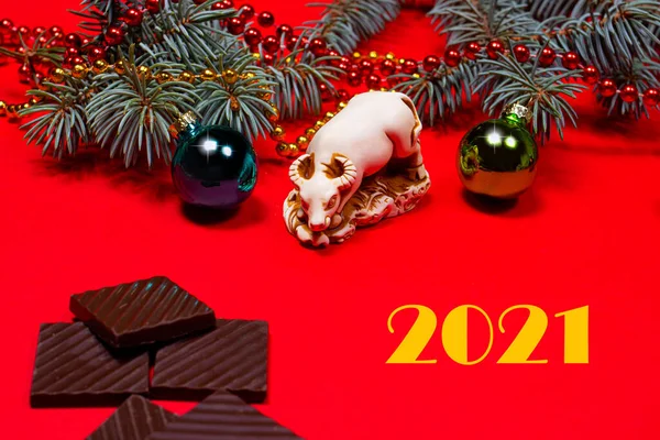 Símbolo 2021 Toro Sobre Fondo Rojo Con Bolas Navidad Ramas — Foto de Stock
