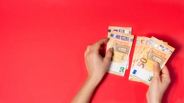 Чоловік Розглядає Гроші Банкноти Євро Червоному Тлі Кредит Грошовий Рахунок — стокове фото