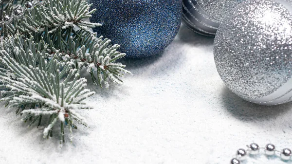 Fichtenzweig Mit Weihnachtlichem Spielzeug Und Perlen Auf Schneeweißem Hintergrund Eine — Stockfoto