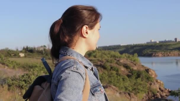 배낭을 소녀는 도시의 아름다운 경관을 자연과 — 비디오