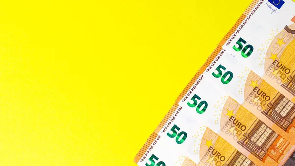 Фрагмент Банкноти Ятдесяти Євро Жовтому Тлі Крупним Планом Валютні Гроші — стокове фото