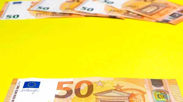 Фрагмент Банкноти Ятдесяти Євро Жовтому Тлі Крупним Планом Валютні Гроші — стокове фото