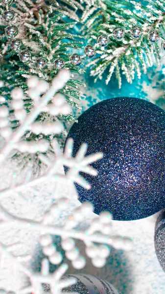 Vertikales Neujahrsfoto Von Schneemännern Einer Kugel Auf Einem Weihnachtsbaum Silvester — Stockfoto