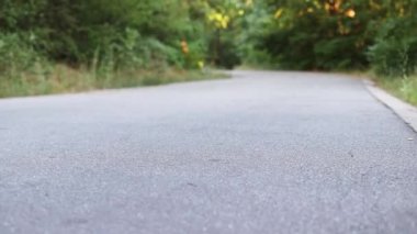Makro fotoğraf, spor siyah ayakkabılarla koşan insan bacakları çapraz geçiş. Koşmak, spor.
