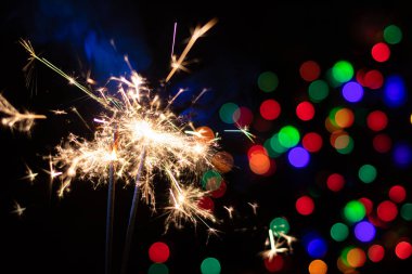 Şenlik arka planında maytap. Yeni yıl ve 2021 Noeli için kutlama kartı, arka planda renkli ışıklar..