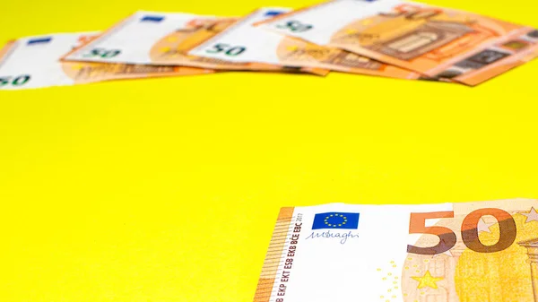 Фрагмент банкноти в 50 п'ятдесяти євро на жовтому тлі. Закрити валютні гроші. Місце для тексту. поліцейських — стокове фото
