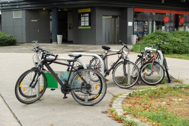 Bir Avrupa şehrinde park halindeki bisikletli bisiklet parkı.