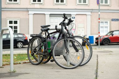 Bir Avrupa şehrinde park halindeki bisikletli bisiklet parkı.