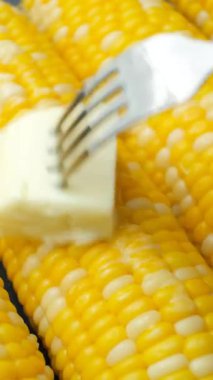 Sıcak Kavrulmuş Mısır Koçanlarının Üzerinde Tereyağı Erimesi
