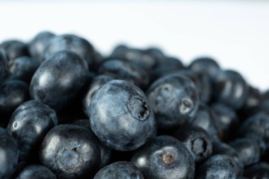 Beyaz arka planda taze yaban mersini izole et.