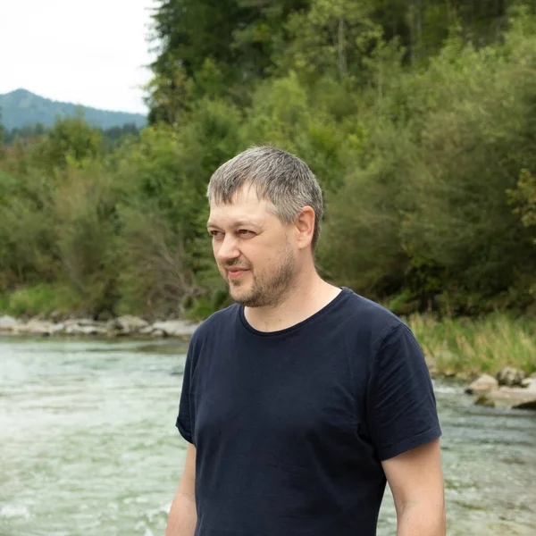 Yakışıklı, güçlü Avrupalı bir adamın portresi.