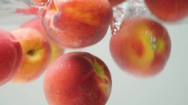 Şeftali 'nin Sualtı Girişi Yavaş Hareket